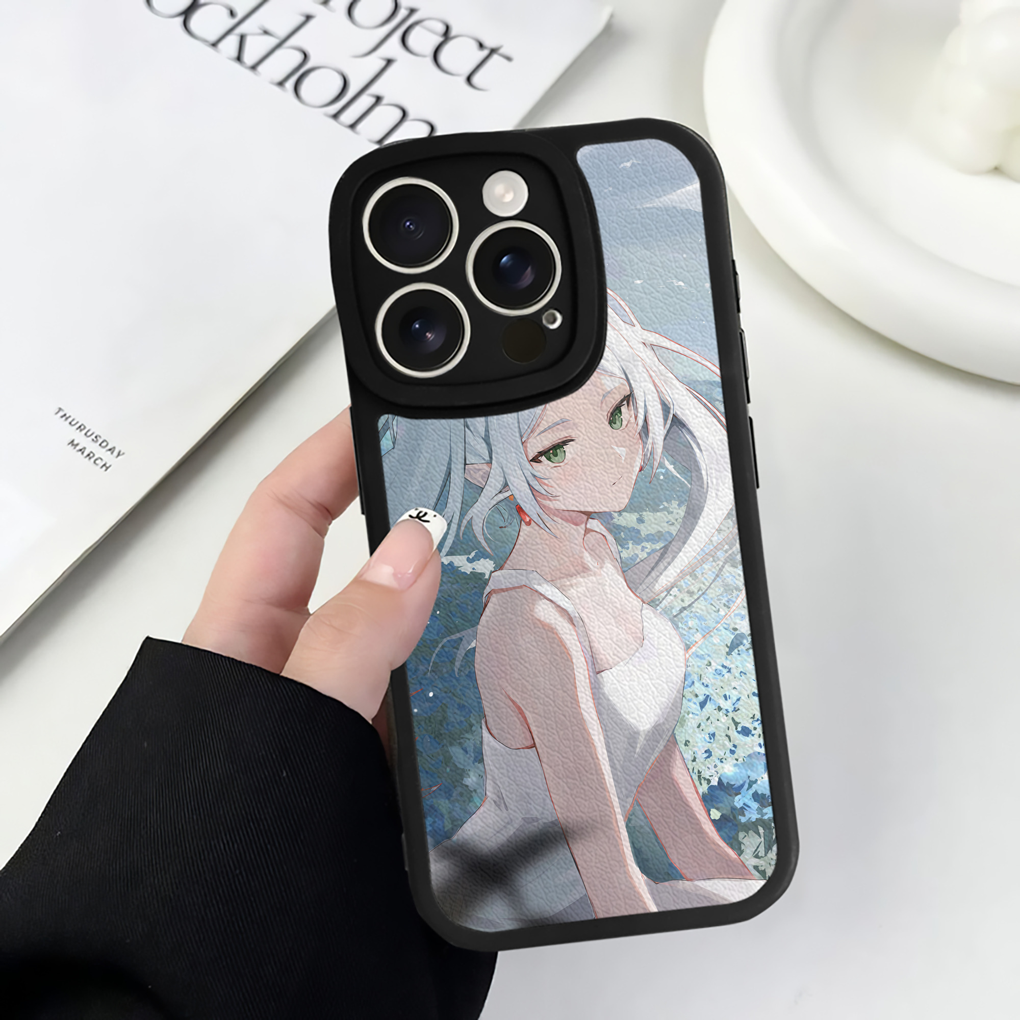 （画像用） 葬送のフリーレン Frieren 【iPhone 16シリーズ対応】シリコンスマホケース（レザー調） 材質：シリコン